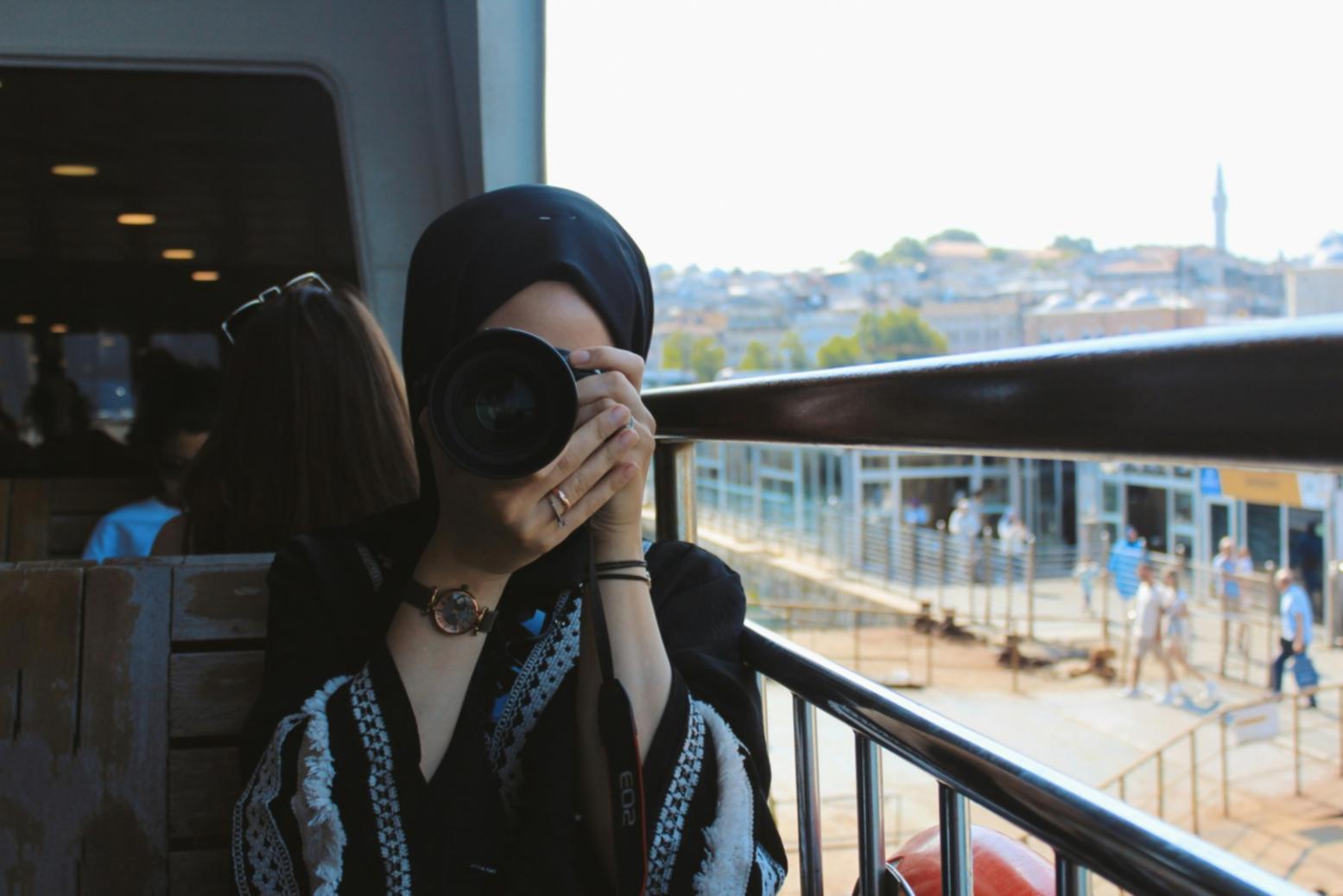 Gruppo di studenti durante una sessione fotografica pratica