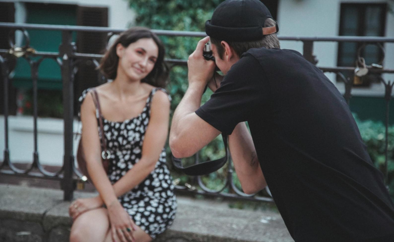 Studente durante una sessione pratica di fotografia all'aperto